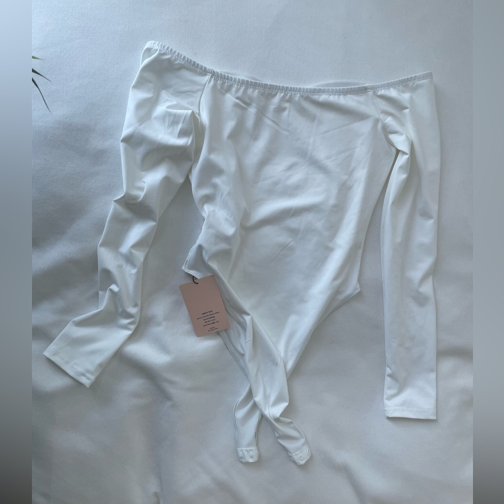 NWT White Off The Shoulder Bodysuit Sweetheart Neckline - size US 4